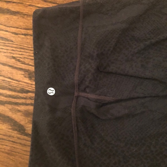 LuLu Lemon Snake print Navy leggings! - Picture 3 of 4